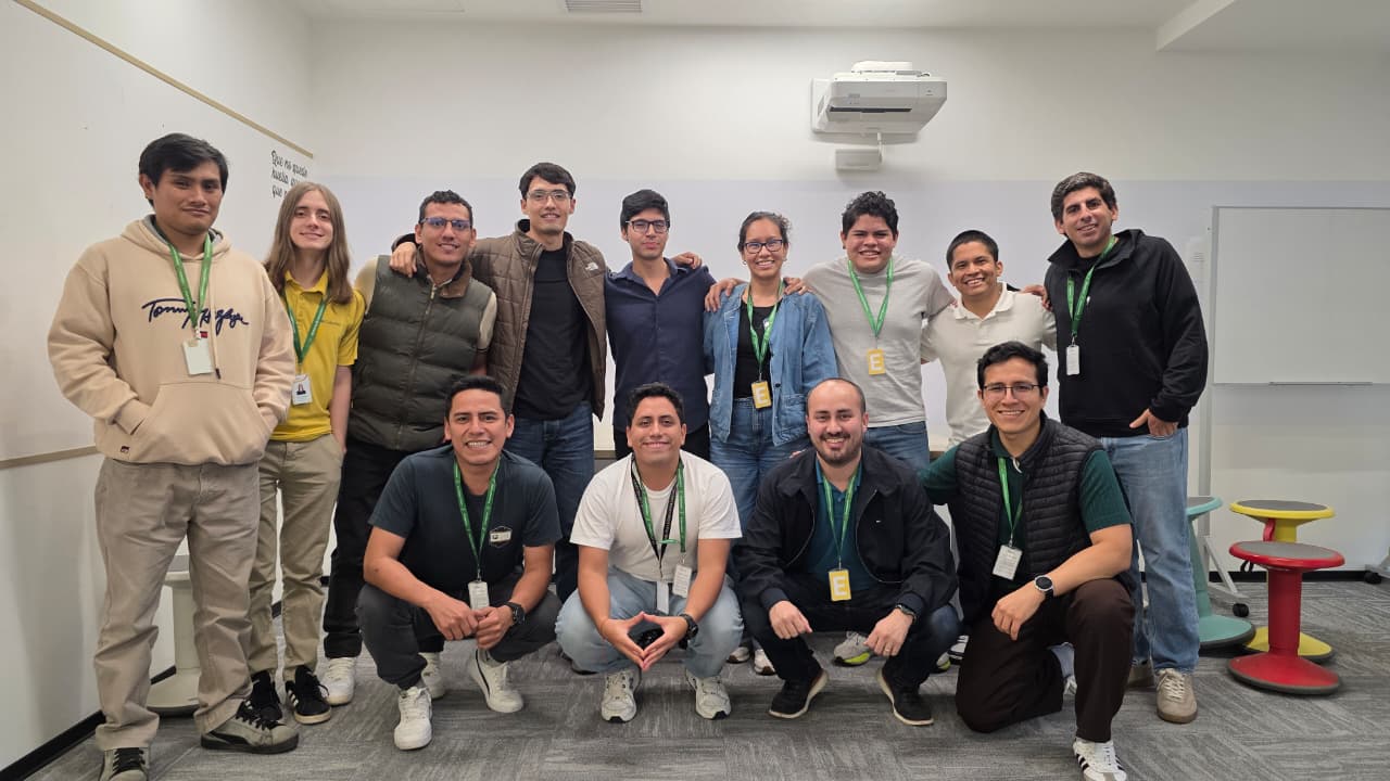 Mibanco team posing together in the office